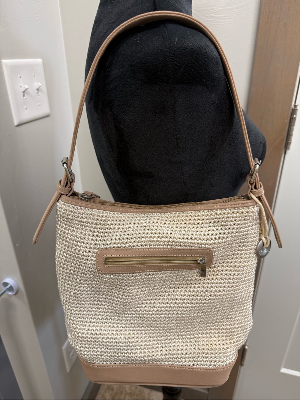 The Sak Cream Tan Crochet Shoulder Bag Top Zip Bucket Style Neutral Purse